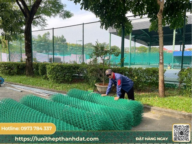 lưới b40 bọc nhựa được sử dụng làm hàng rào sân tennis